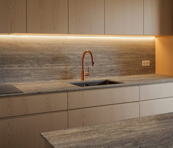Coante Silver Travertine kuvars tezgah, uygulama görseli 1