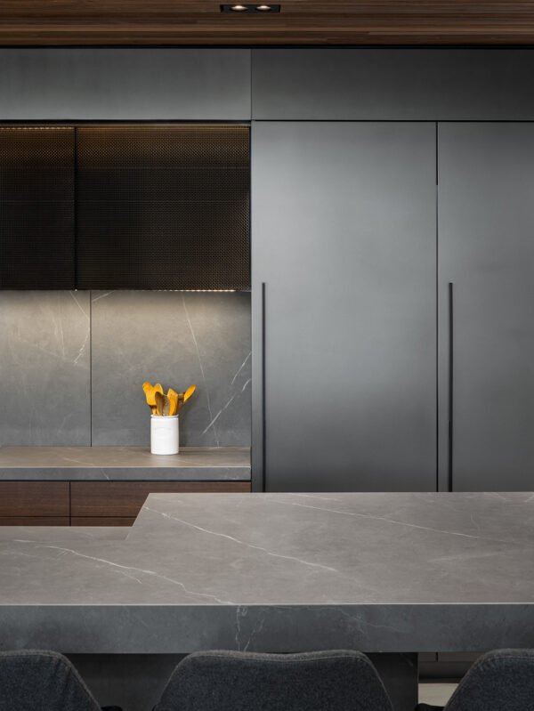 Laminam Pietra Grey porselen tezgah, uygulama görseli 3