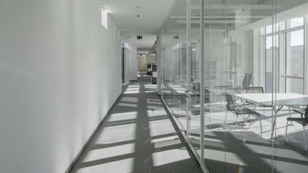 Laminam Pietra Piasentina Grigio porselen tezgah, uygulama görseli 1