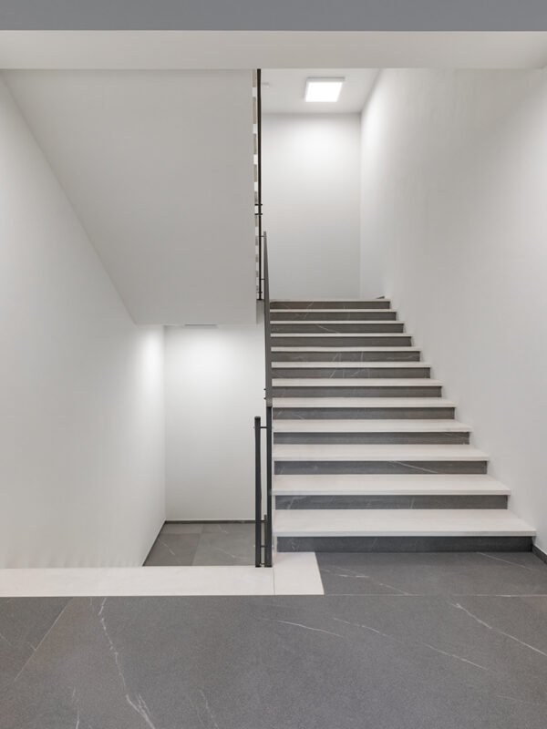 Laminam Pietra Piasentina Grigio porselen tezgah, uygulama görseli 2