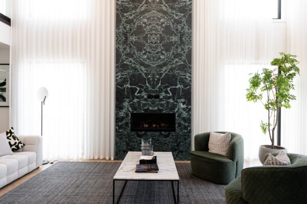 Laminam Verde Alpi Book Match porselen tezgah, uygulama görseli 1